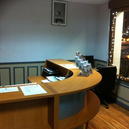 Hotel Ermitage Paris Eksteriør billede Reception desk at the station