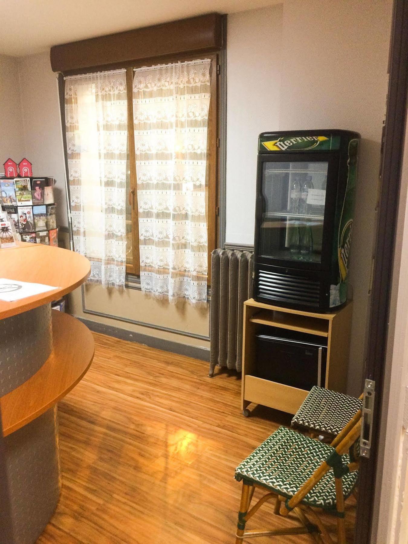 Hotel Ermitage Paris Eksteriør billede A refrigerator in a Japanese office