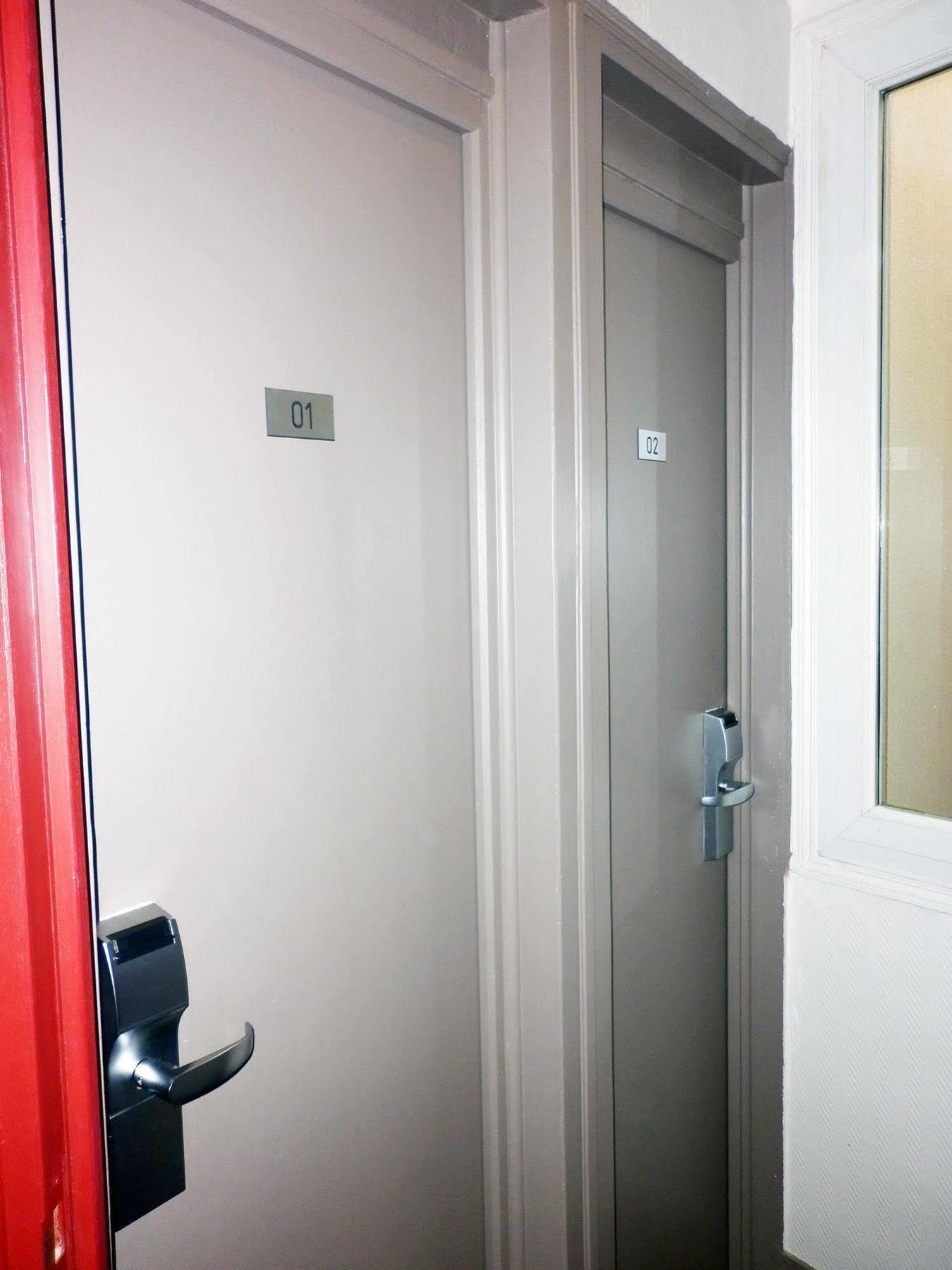 Hotel Ermitage Paris Eksteriør billede A door with a deadbolt lock
