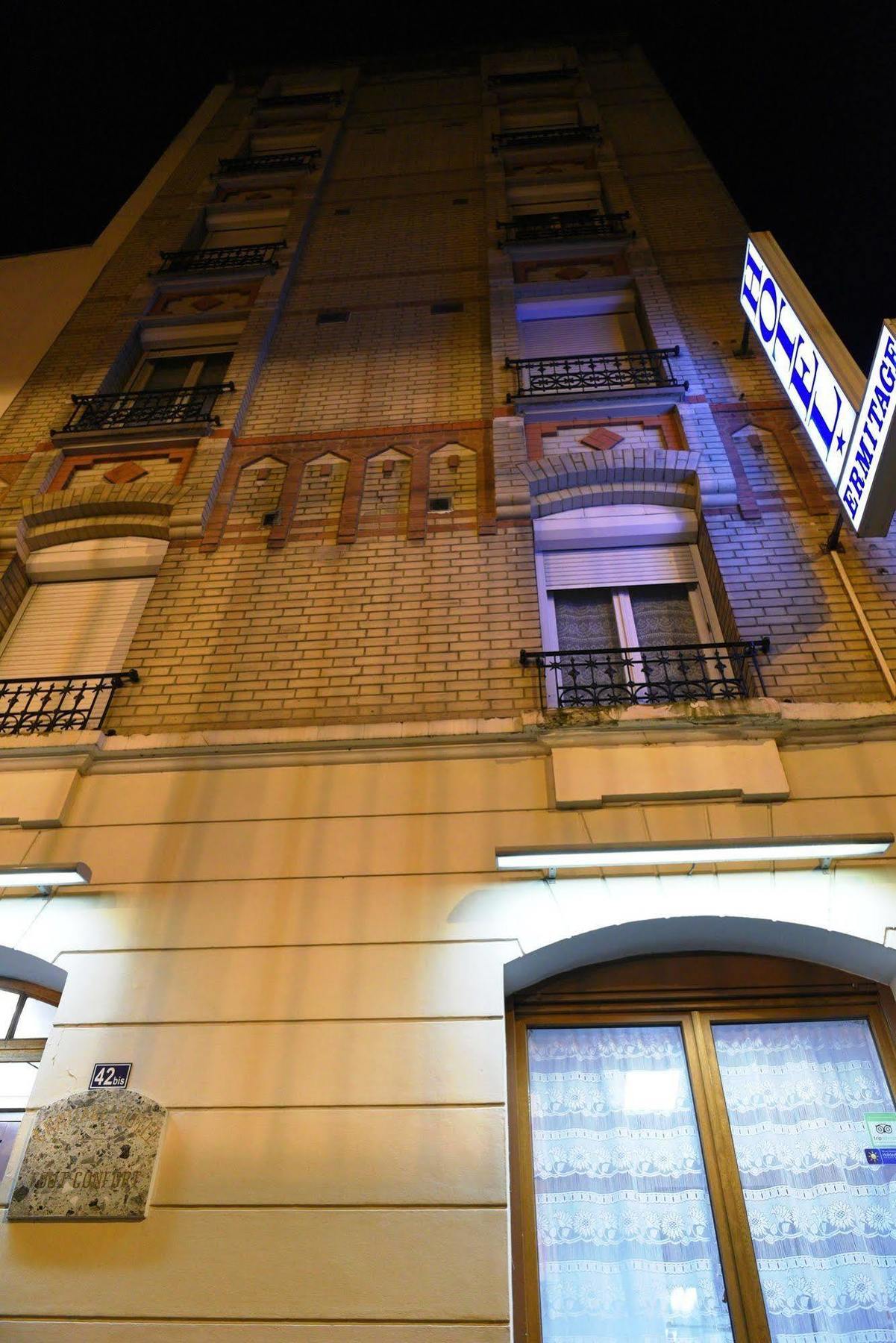 Hotel Ermitage Paris Eksteriør billede The building of the former cinema